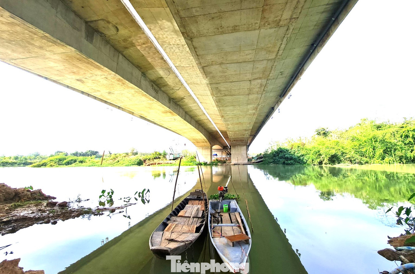 Cầu được thiết kế có độ tĩnh không đảm bảo cho tàu thuyền lưu thông qua lại dễ dàng Cầu được thiết kế có độ tĩnh không đảm bảo cho tàu thuyền lưu thông qua lại dễ dàng