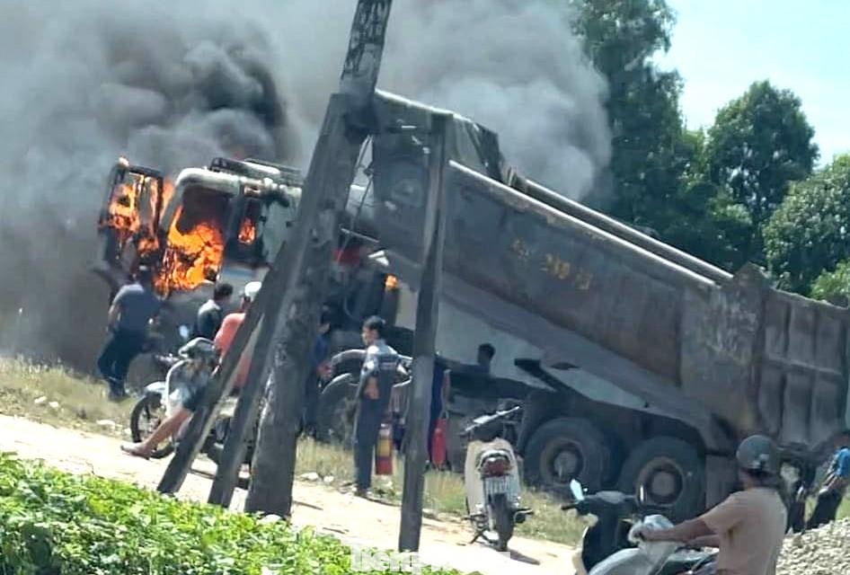 Chiếc xe bốc cháy Chiếc xe bốc cháy