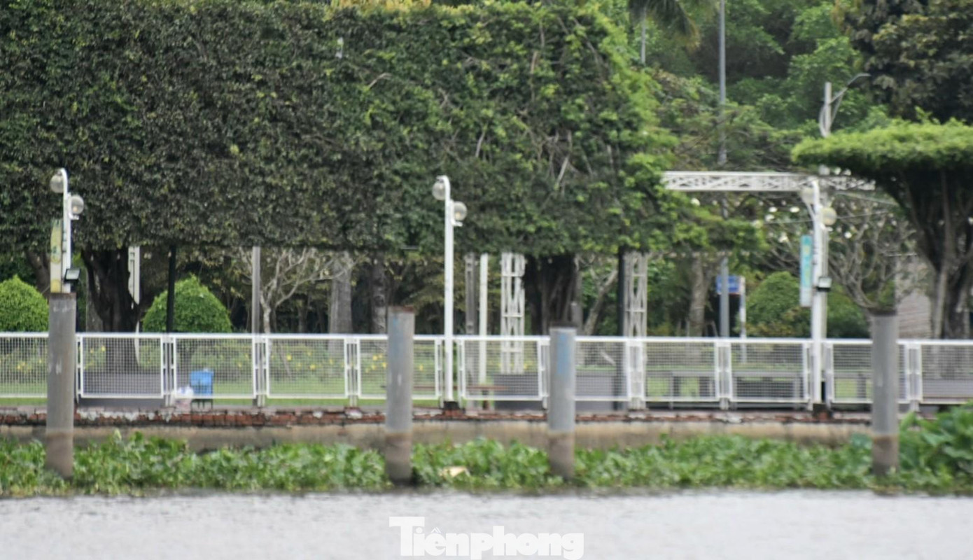 Người dân phản ánh bến thủy tại nhà hàng Tiamo tự ý đóng thêm cọc, tuy nhiên ngành chức năng cho biết đã cấp phép mới cho doanh nghiệp và sẽ hậu kiểm Người dân phản ánh bến thủy tại nhà hàng Tiamo tự ý đóng thêm cọc, tuy nhiên ngành chức năng cho biết đã cấp phép mới cho doanh nghiệp và sẽ hậu kiểm