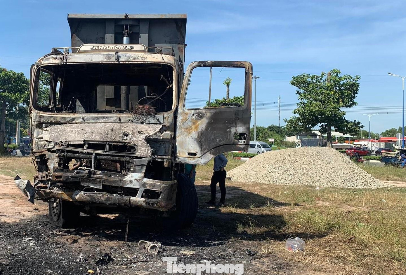Trước khi xảy ra vụ cháy, xe ben đã kịp đổ đá xuống đất Trước khi xảy ra vụ cháy, xe ben đã kịp đổ đá xuống đất