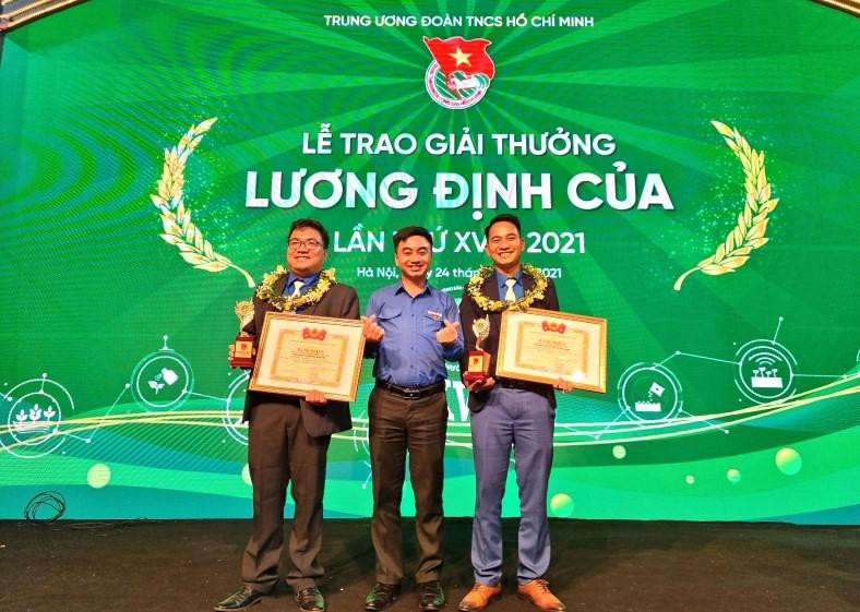 Anh Đặng Dương Minh Hoàng (bìa trái) nhận giải thưởng Lương Định Của