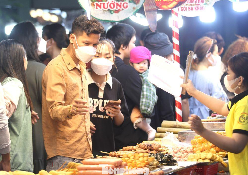 Theo Ban tổ chức, sự kiện có 65 gian hàng của 40 đơn vị, cá nhân đăng ký tham gia. Ngoài các đơn vị, cá nhân trong tỉnh, lễ hội còn có sự tham gia của các đơn vị, cá nhân kinh doanh ẩm thực đến từ các tỉnh, thành: Bình Phước, Bà Rịa - Vũng Tàu, Tây Ninh, Đồng Nai, Vĩnh Long, Cần Thơ, Sóc Trăng... Mỗi tỉnh, thành đều có những món ngon, đặc trưng ẩm thực riêng, sẽ góp phần mang lại sự phong phú, đa dạng về văn hóa ẩm thực. Theo Ban tổ chức, sự kiện có 65 gian hàng của 40 đơn vị, cá nhân đăng ký tham gia. Ngoài các đơn vị, cá nhân trong tỉnh, lễ hội còn có sự tham gia của các đơn vị, cá nhân kinh doanh ẩm thực đến từ các tỉnh, thành: Bình Phước, Bà Rịa - Vũng Tàu, Tây Ninh, Đồng Nai, Vĩnh Long, Cần Thơ, Sóc Trăng... Mỗi tỉnh, thành đều có những món ngon, đặc trưng ẩm thực riêng, sẽ góp phần mang lại sự phong phú, đa dạng về văn hóa ẩm thực.