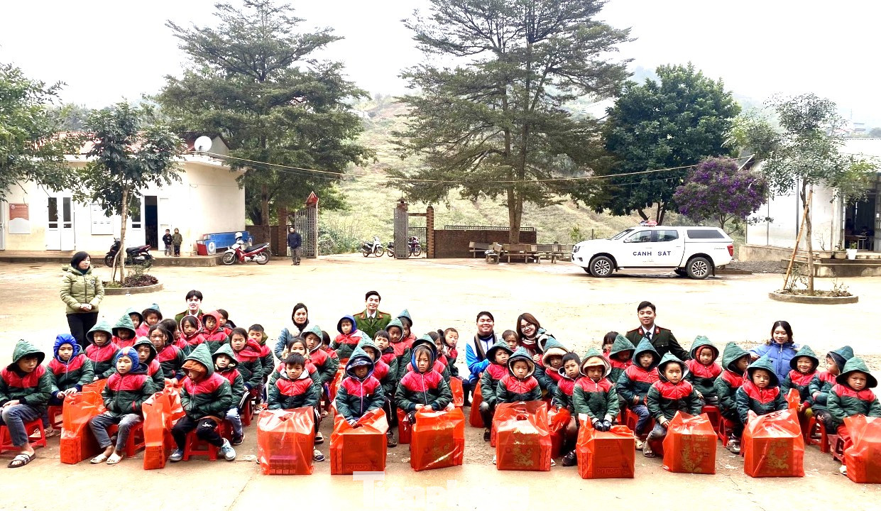 Các em nhỏ vùng núi được tặng áo ấm, trao học bổng Các em nhỏ vùng núi được tặng áo ấm, trao học bổng