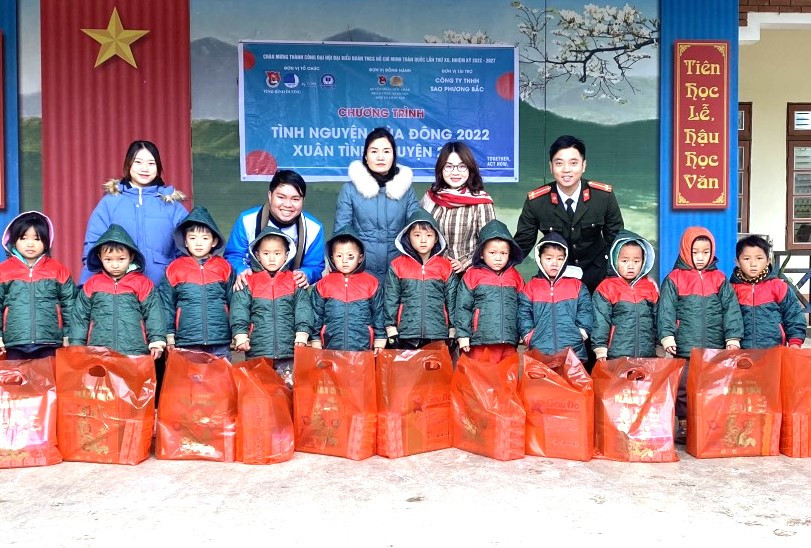 Các em nhỏ vùng cao được tặng áo ấm Các em nhỏ vùng cao được tặng áo ấm