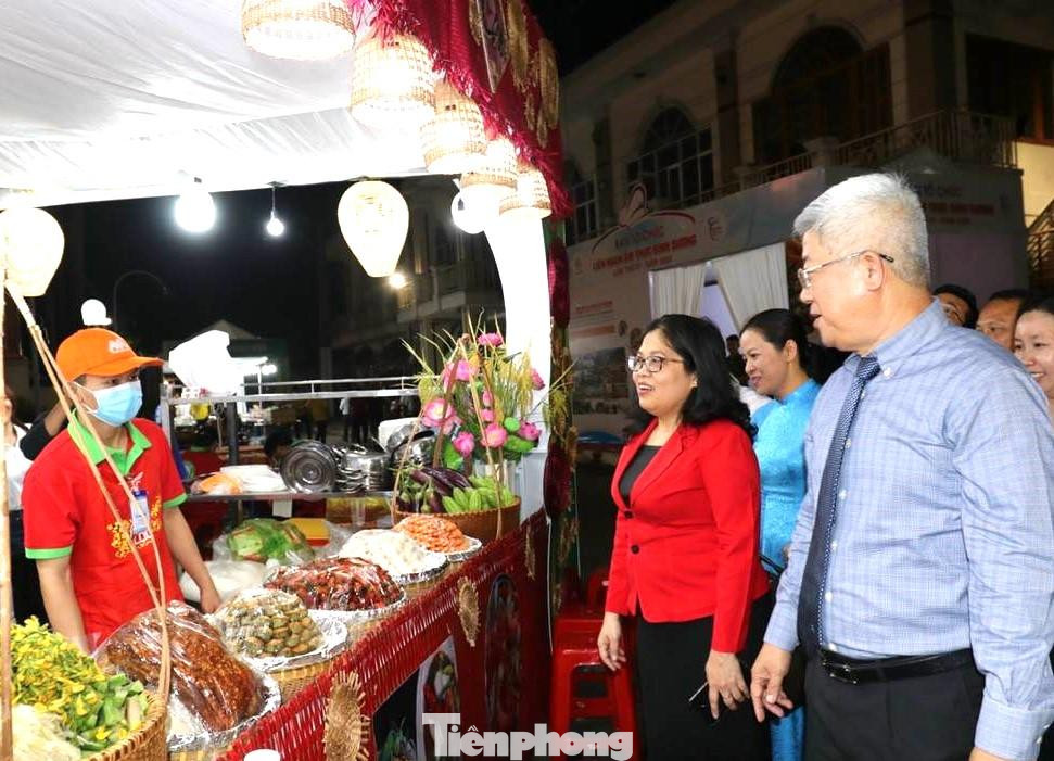 Từ mấy tháng trước, Sở Văn hóa, Thể thao và Du lịch tỉnh Bình Dương đã xây dựng kế hoạch tổ chức, đồng thời gửi phiếu đăng ký đến các tổ chức, cá nhân có nhu cầu ở trong và ngoài tỉnh để mời gọi tham gia liên hoan. Trung tâm Xúc tiến du lịch tỉnh Bình Dương là đơn vị được giao làm cơ quan thường trực Ban Tổ chức liên hoan. Từ mấy tháng trước, Sở Văn hóa, Thể thao và Du lịch tỉnh Bình Dương đã xây dựng kế hoạch tổ chức, đồng thời gửi phiếu đăng ký đến các tổ chức, cá nhân có nhu cầu ở trong và ngoài tỉnh để mời gọi tham gia liên hoan. Trung tâm Xúc tiến du lịch tỉnh Bình Dương là đơn vị được giao làm cơ quan thường trực Ban Tổ chức liên hoan.