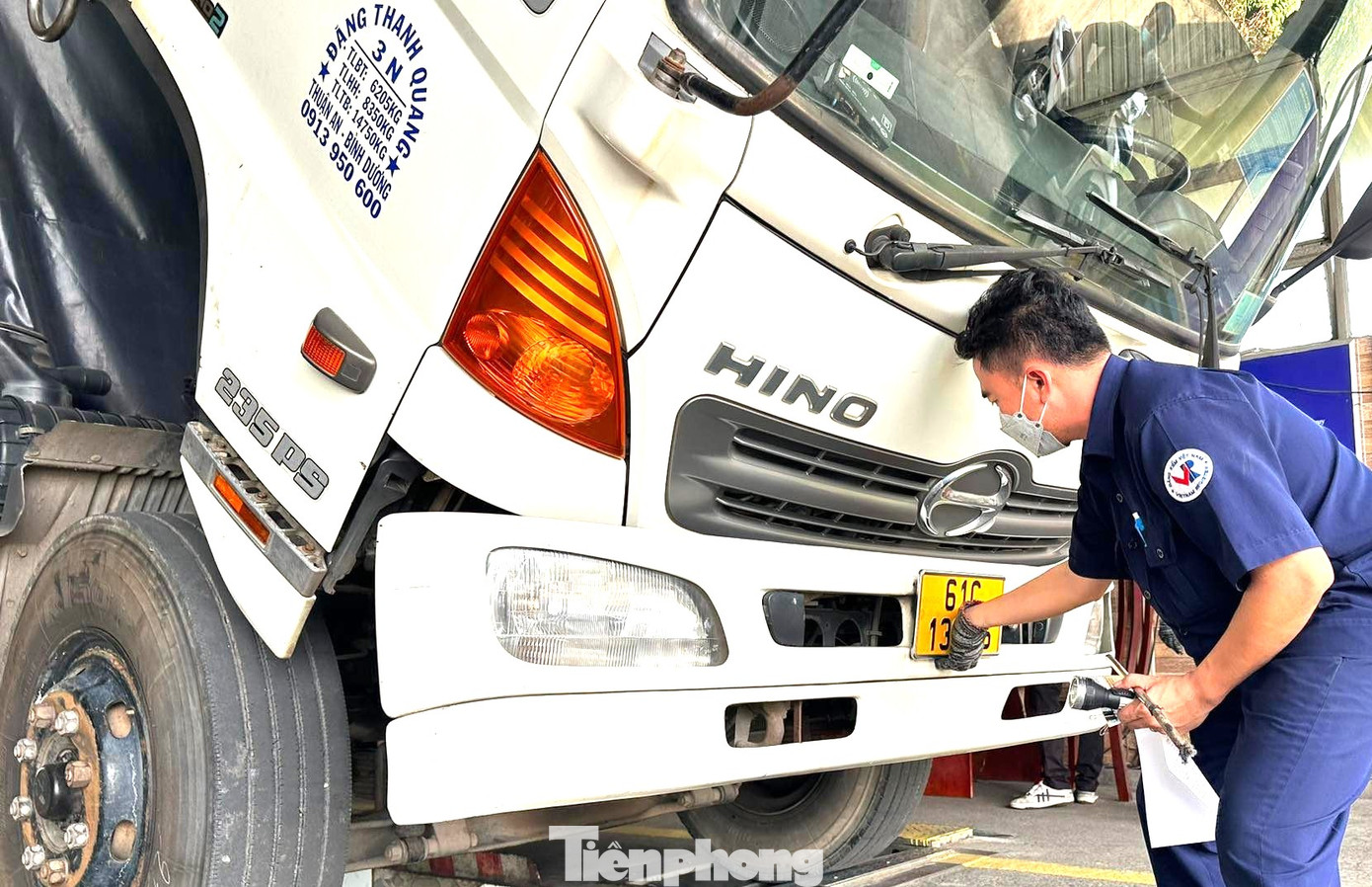 Các nhân viên đăng kiểm làm việc hết công suất để tránh ùn ứ Các nhân viên đăng kiểm làm việc hết công suất để tránh ùn ứ