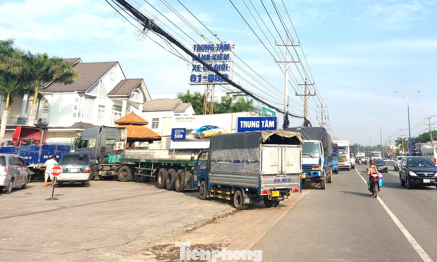 Phương tiện xếp hàng dài bên quốc lộ 13 Phương tiện xếp hàng dài bên quốc lộ 13