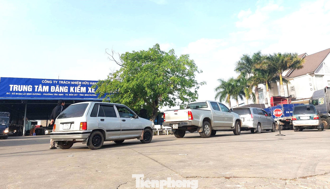 Các phương tiện xếp hàng chờ đăng kiểm Các phương tiện xếp hàng chờ đăng kiểm