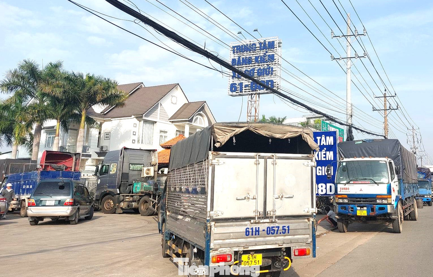 Cảnh ùn ứ tại trung tâm đăng kiểm ở Bình Dương Cảnh ùn ứ tại trung tâm đăng kiểm ở Bình Dương