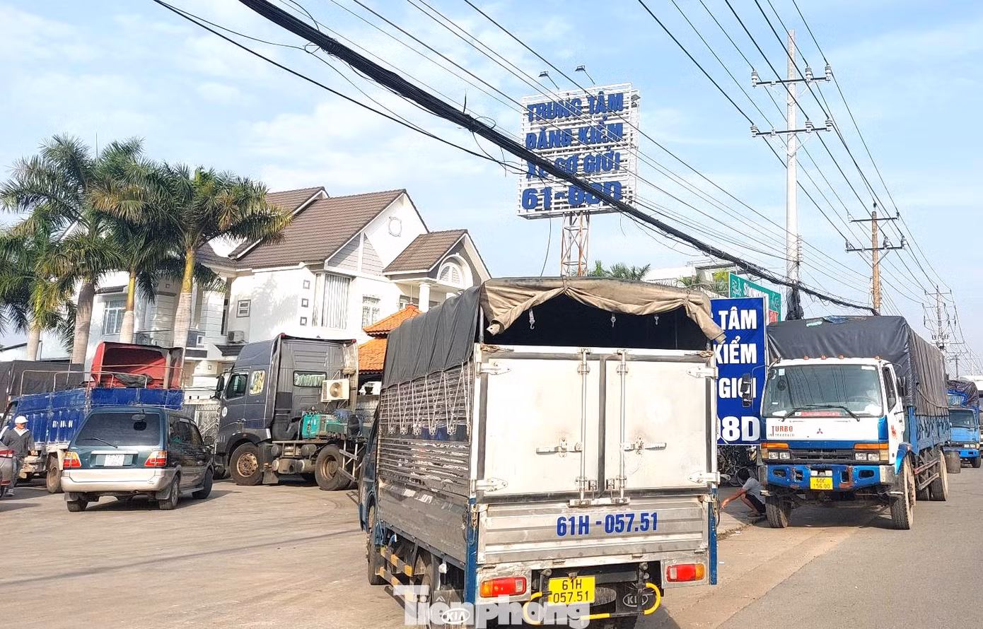 Trung tâm đăng kiểm xe cơ giới 61-08D ùn ứ vào dịp cuối năm 2022