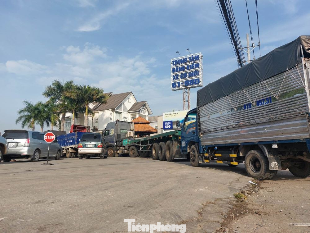 Các phương tiện chật kín sân buộc trung tâm phải treo biển "stop" Các phương tiện chật kín sân buộc trung tâm phải treo biển "stop"