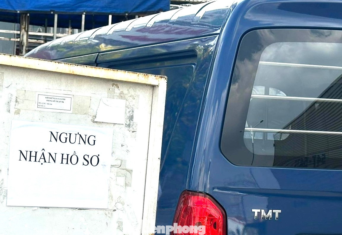 Trung tâm đăng kiểm dán thông báo ngưng nhận hồ sơ vì quá tải Trung tâm đăng kiểm dán thông báo ngưng nhận hồ sơ vì quá tải