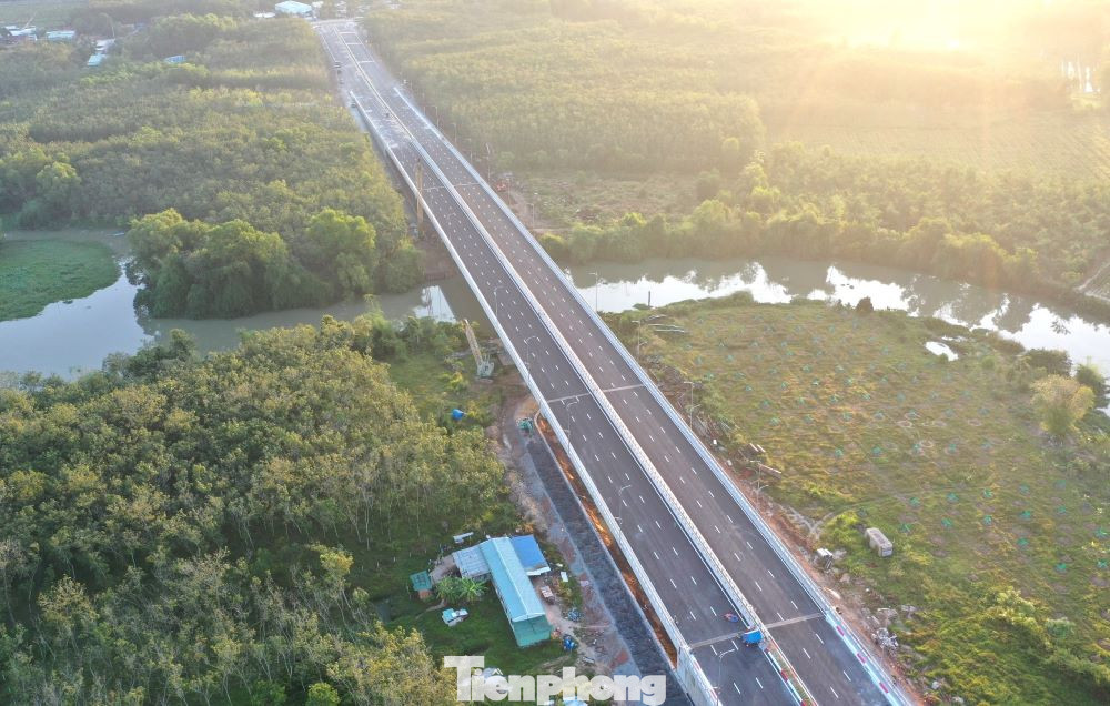 Cầu, đường nối Bình Dương và Tây Ninh nhìn từ trên cao Cầu, đường nối Bình Dương và Tây Ninh nhìn từ trên cao