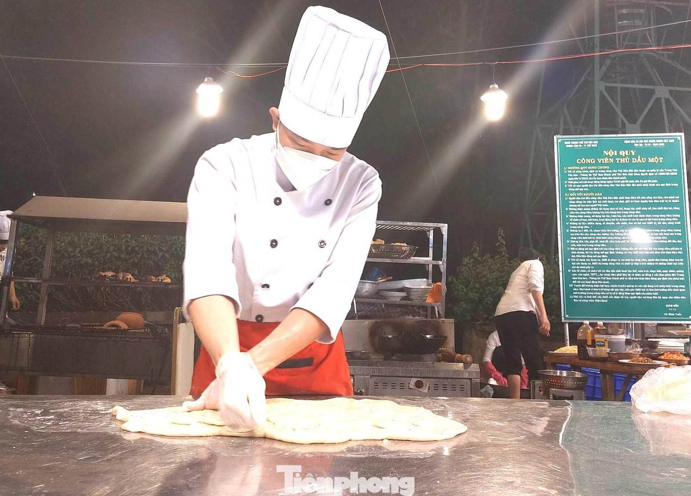 Đầu bếp chế biến món ăn để phục vụ thực khách Đầu bếp chế biến món ăn để phục vụ thực khách