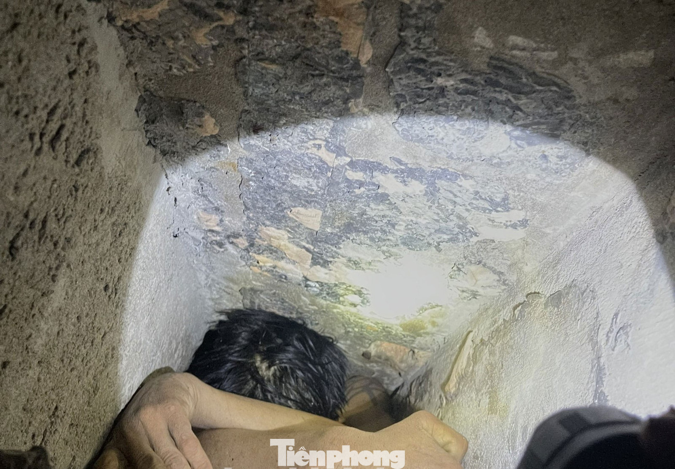 Đối tượng trộm cắp bị mắc kẹt trong lối thoát hơi Đối tượng trộm cắp bị mắc kẹt trong lối thoát hơi