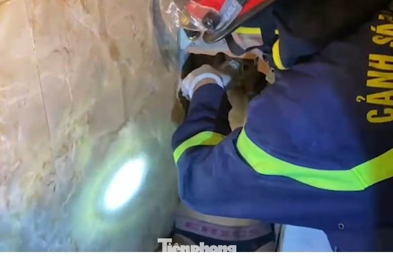 Lực lượng chức năng giải cứu người bị mắc kẹt Lực lượng chức năng giải cứu người bị mắc kẹt