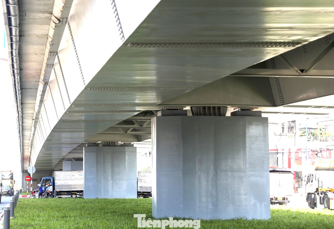 Đường ĐT743 là tuyến giao thông huyết mạch liên kết vùng, hàng ngày lưu lượng phương tiện đi lại rất đông, nhất là xe container chở hàng hóa. Do đó tình trạng kẹt xe ở 2 nút giao thông này thường xuyên xảy ra.