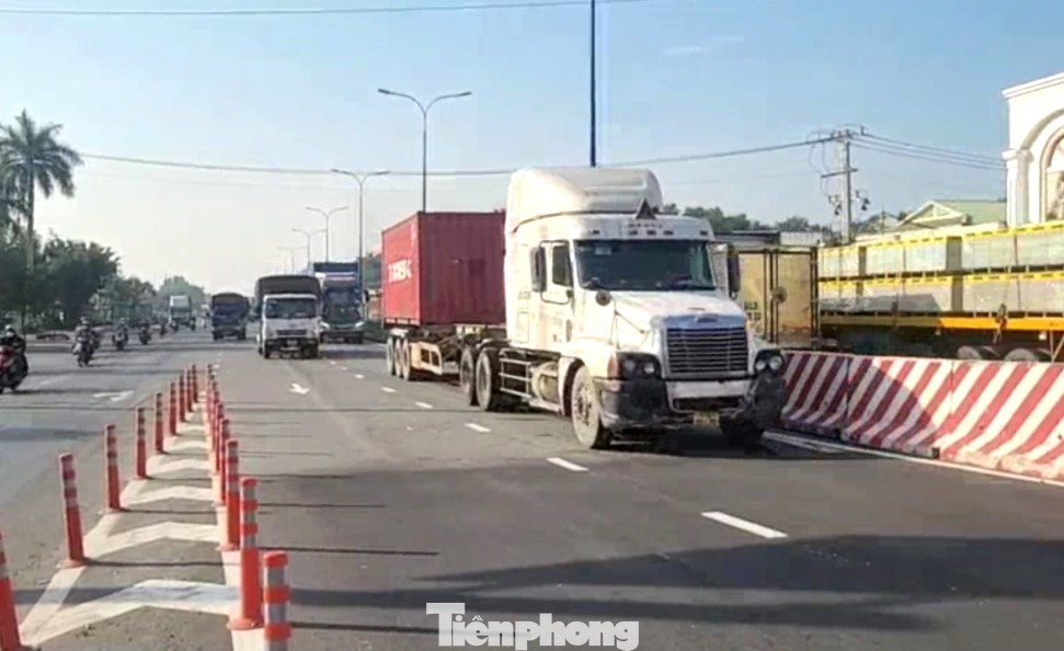 Đường dẫn lên cầu vượt, các phương tiện đã được lưu thông