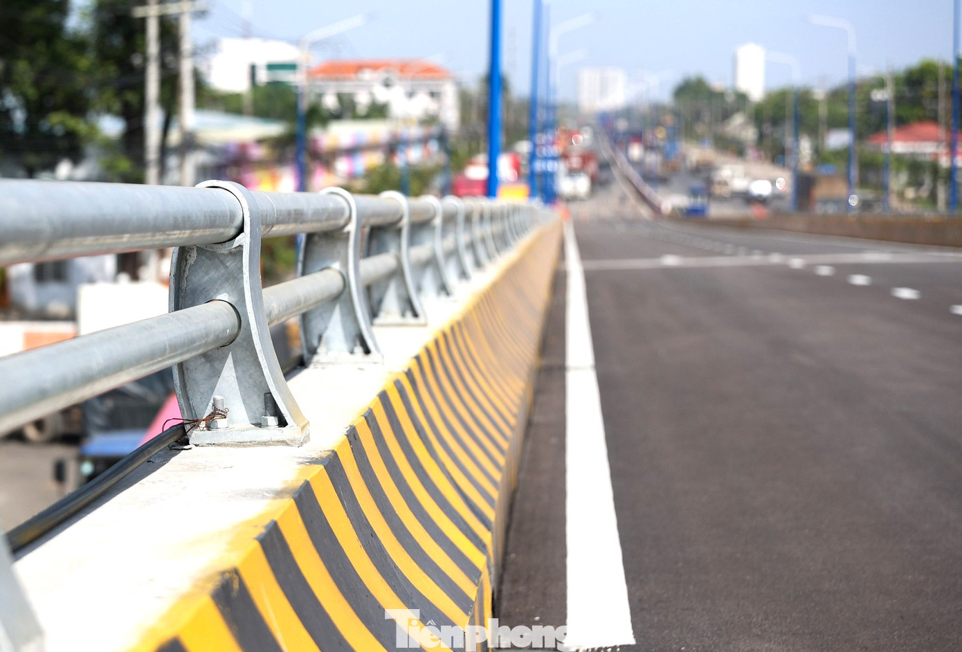 Cầu vượt ngã tư 550 được thiết kế vận tốc 60km/giờ, bề rộng toàn mặt cầu 16m, bề rộng xe chạy 14m. Cầu có kết cấu thép liên tục, bản mặt cầu bằng bê tông cốt thép - khẩu độ lớn nhất 40 m bao gồm 5 nhịp. Tổng chiều dài cầu 203,4m.