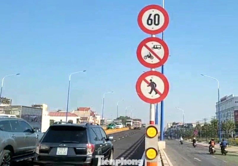 Đây là cây cầu vượt có kết cấu dầm thép đầu tiên tại Bình Dương được đầu tư xây dựng với kỳ vọng sẽ giải bài toán ùn tắc giao thông ở điểm nóng giáp ranh các tỉnh Bình Dương, TPHCM và Đồng Nai.