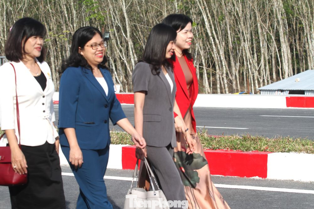 Các đại biểu trải nghiệm trên cây cầu vừa đưa vào khai thác nối Bình Dương và Tây Ninh Các đại biểu trải nghiệm trên cây cầu vừa đưa vào khai thác nối Bình Dương và Tây Ninh