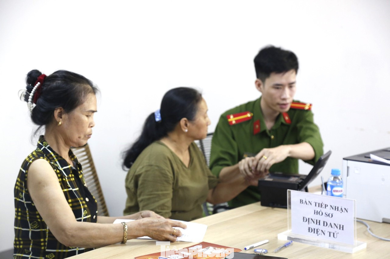 Người dân ở Bình Dương đăng ký tài khoản định danh điện tử