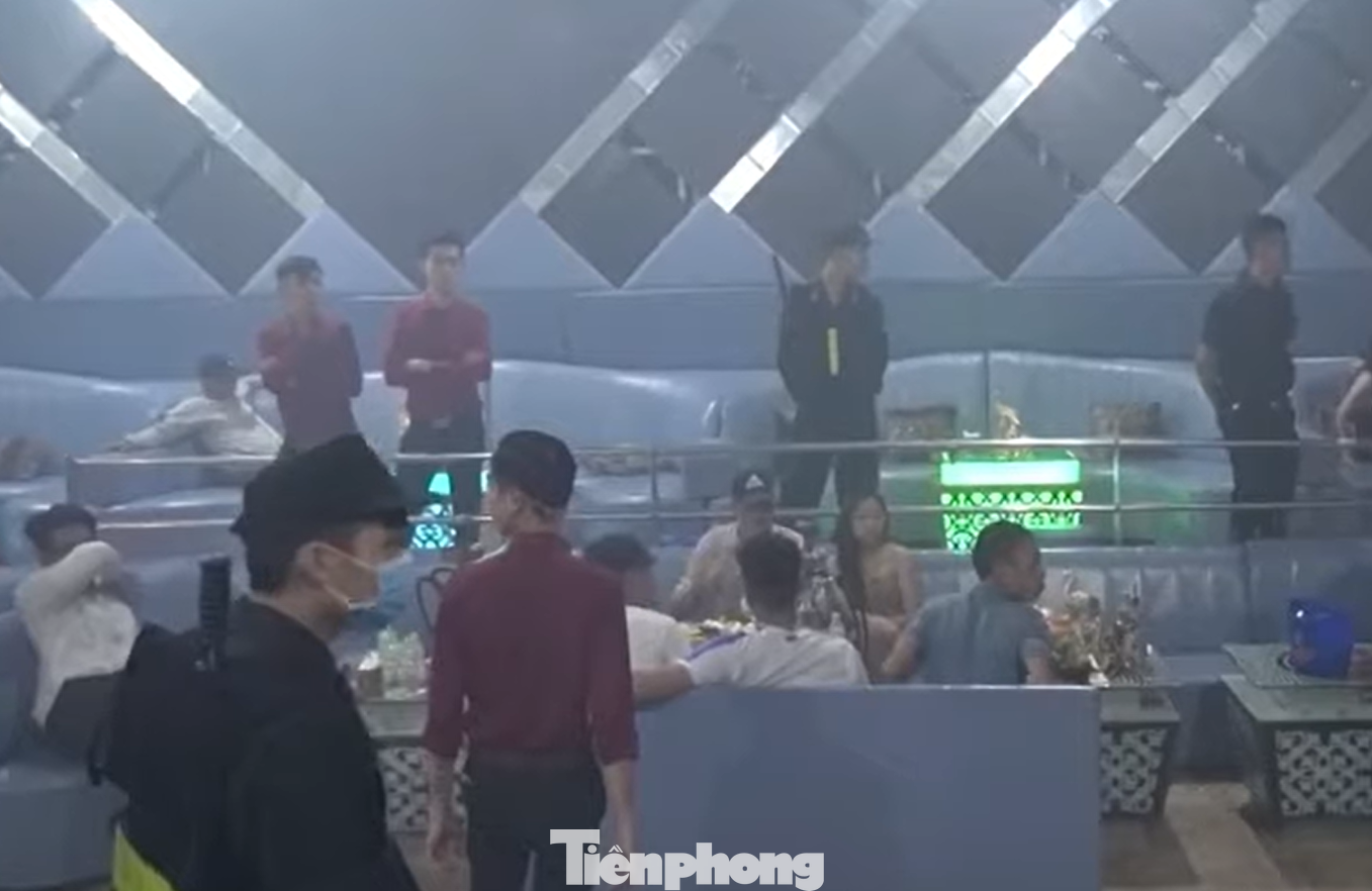 Lực lượng chức năng kiểm tra bên trong vũ trường