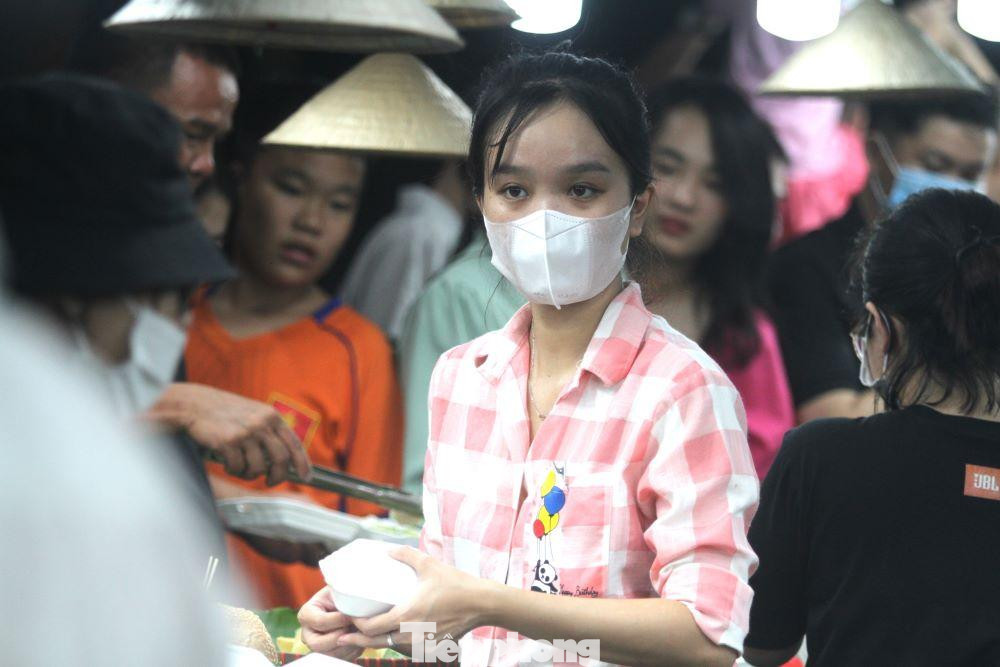 Ngoài thưởng thức các món ngon ẩm thực của Bình Dương cũng như các tỉnh trong vùng, người dân còn được tham gia vào nhiều hoạt động vui tươi sôi nổi khác. Trong những ngày diễn ra liên hoan, hàng đêm đều có chương trình biểu diễn nghệ thuật sôi nổi phục vụ miễn phí. Ngoài thưởng thức các món ngon ẩm thực của Bình Dương cũng như các tỉnh trong vùng, người dân còn được tham gia vào nhiều hoạt động vui tươi sôi nổi khác. Trong những ngày diễn ra liên hoan, hàng đêm đều có chương trình biểu diễn nghệ thuật sôi nổi phục vụ miễn phí.