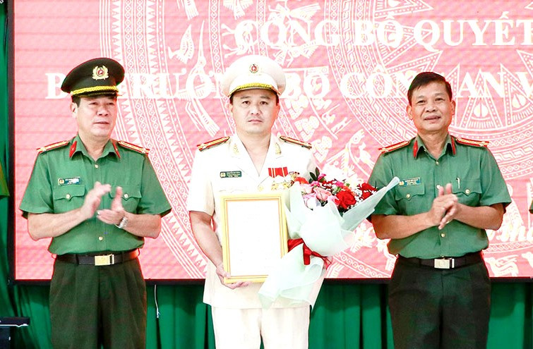 Thượng tá, tiến sĩ Nguyễn Chí Toàn (giữa) giữ chức Phó giám đốc Công an tỉnh Bình Phước