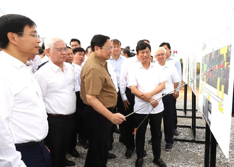 Thủ tướng Phạm Minh Chính thị sát các tuyến đường liên kết vùng tại Bình Dương