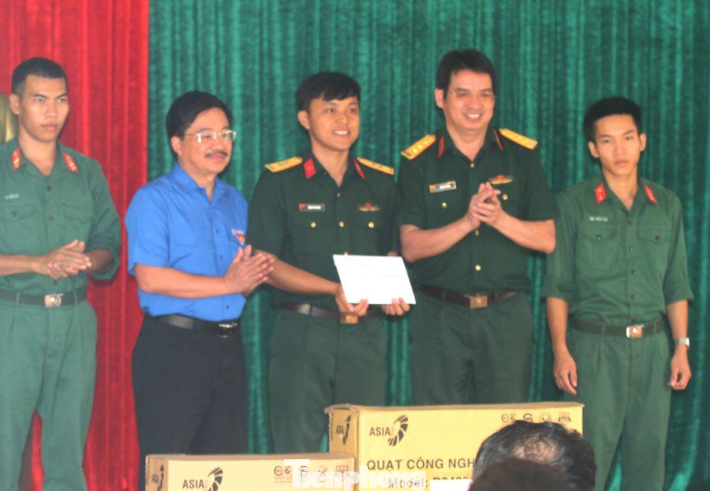 Đoàn trao quà cho Đại đội BB31.