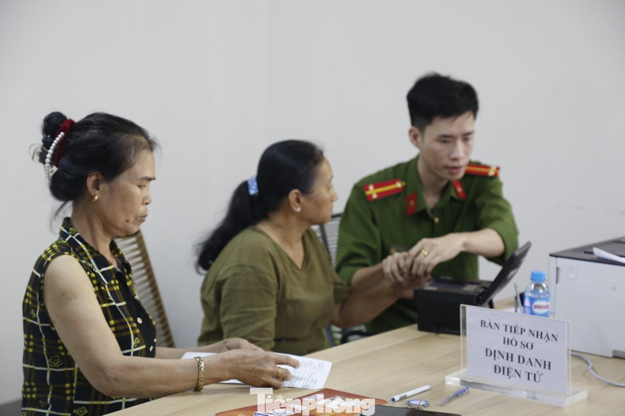 Người dân đến điểm làm CCCD Người dân đến điểm làm CCCD