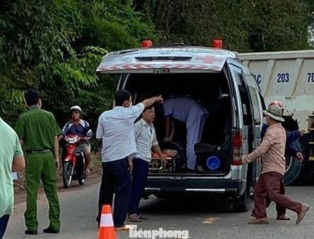 Nạn nhân được đưa lên xe cứu thương