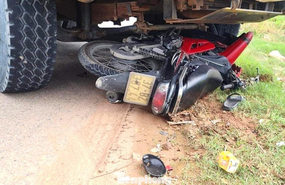 Xe máy nằm dưới gầm xe ben sau va chạm