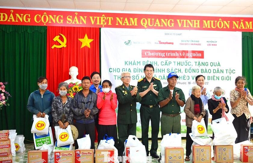 Các gia đình chính sách nhận quà từ chương trình