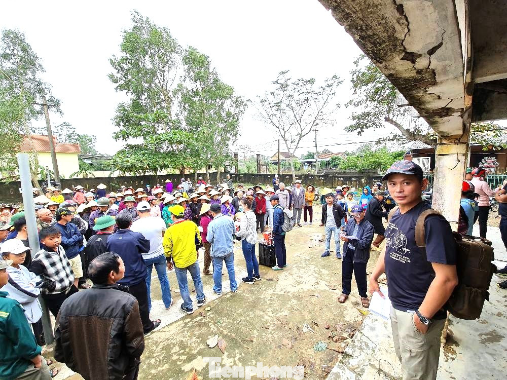 Ông Huỳnh Trần Phi Long trong một lần đi làm từ thiện Ông Huỳnh Trần Phi Long trong một lần đi làm từ thiện
