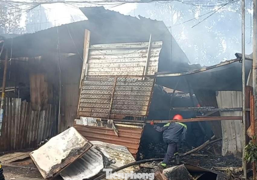 Vựa phế liệu bị cháy