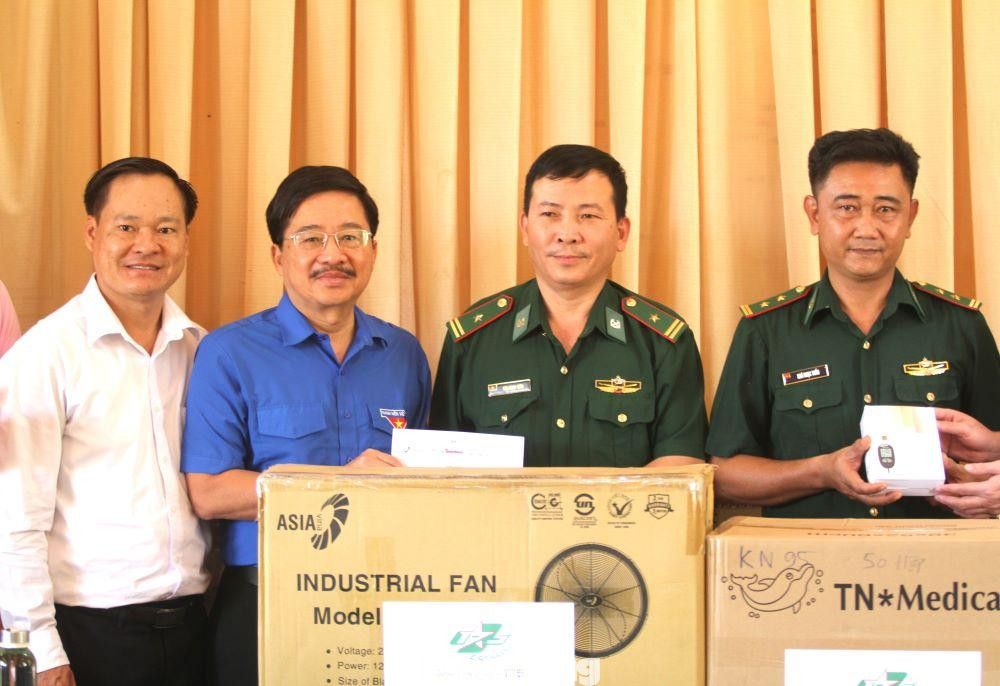 Đoàn đã tổ chức trao tặng quà cho Đội biên phòng Lộc Ninh