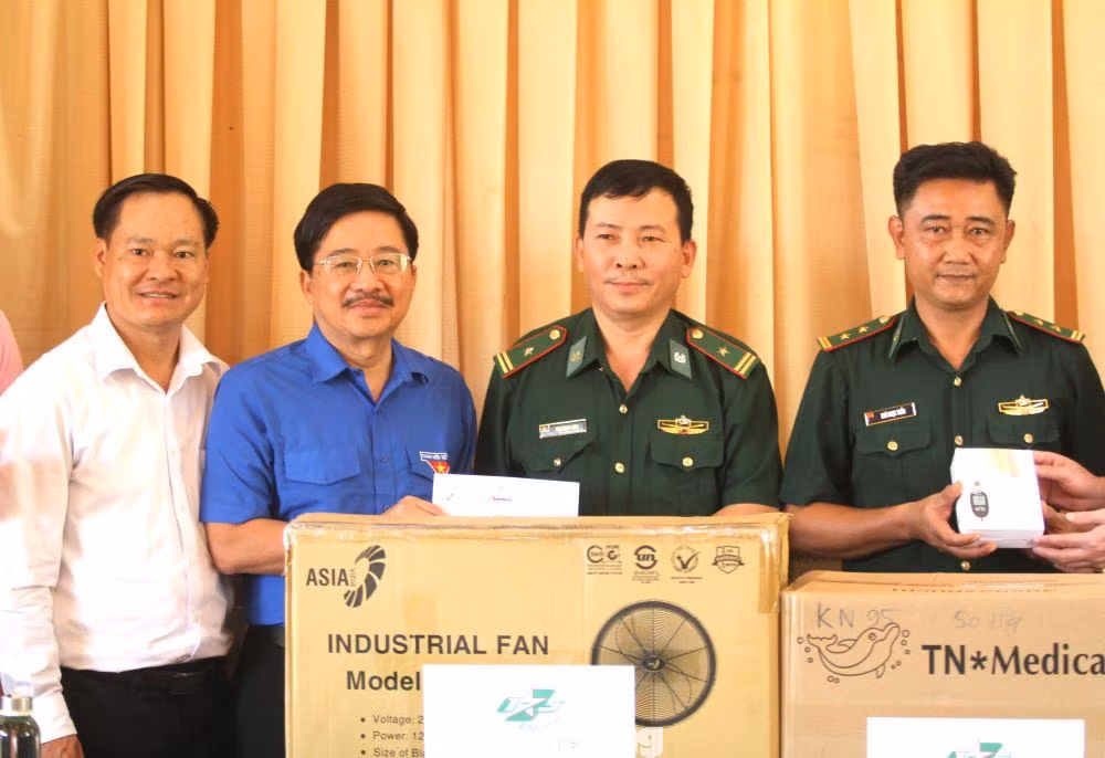 Đoàn đã tổ chức trao tặng quà cho Đội biên phòng Lộc Ninh