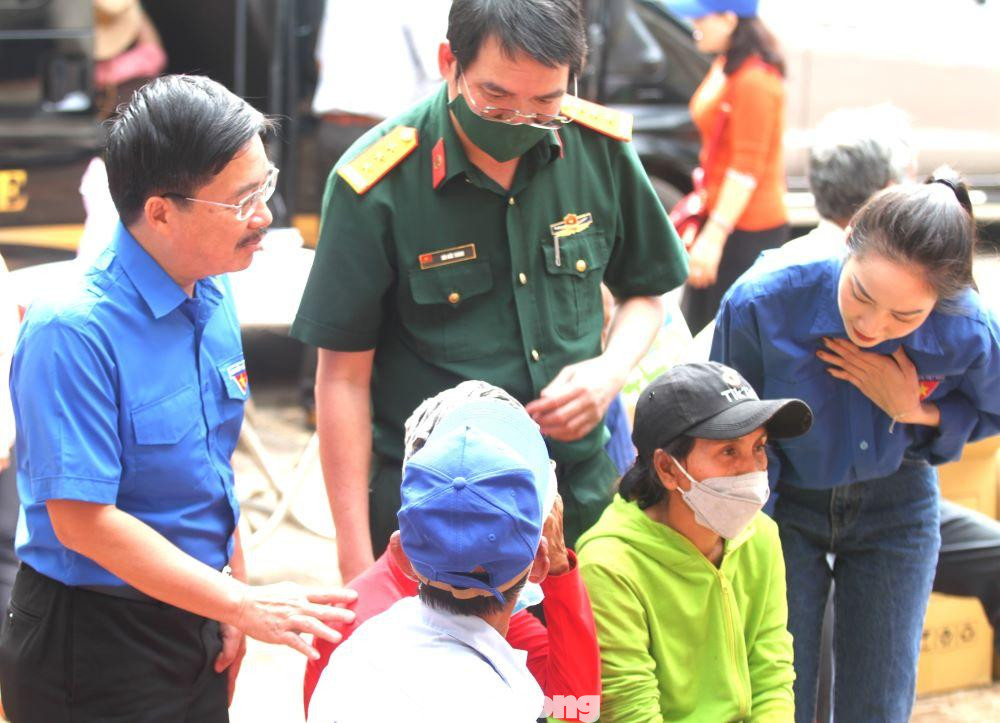 Nhà báo Vũ Tiến - Phó Tổng Biên tập báo Tiền Phong và Thượng tá, tiến sĩ Bùi Đức Thanh - Phó Giám đốc Bệnh viện Quân y 175 thăm hỏi người dân