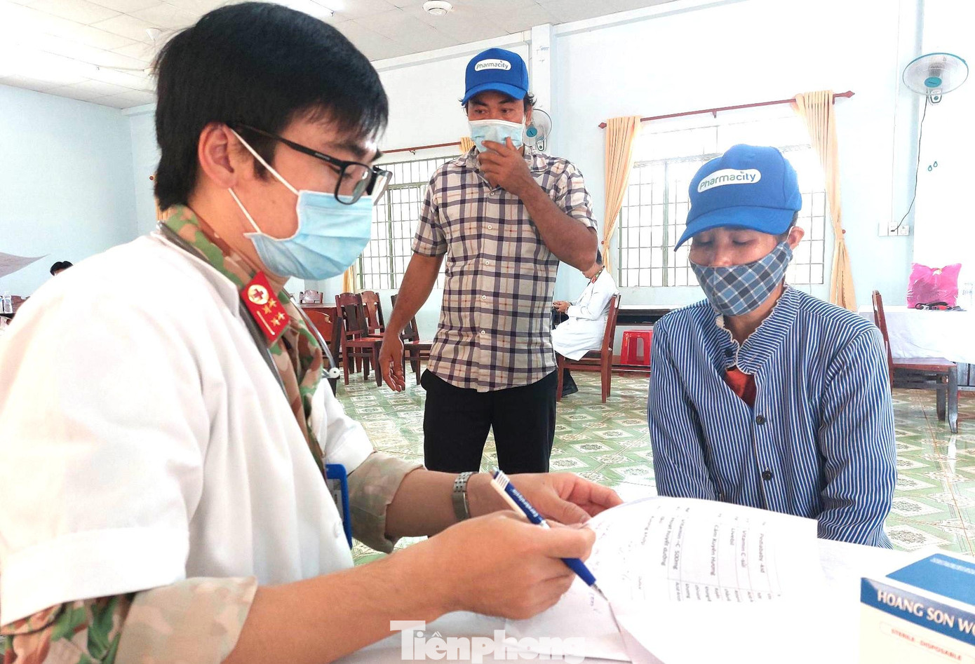 Bác sĩ khám bệnh cho người dân