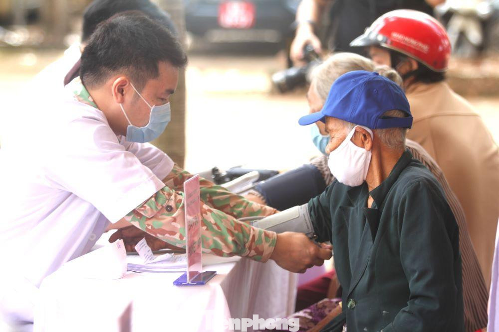Bác sĩ khám bệnh cho người dân