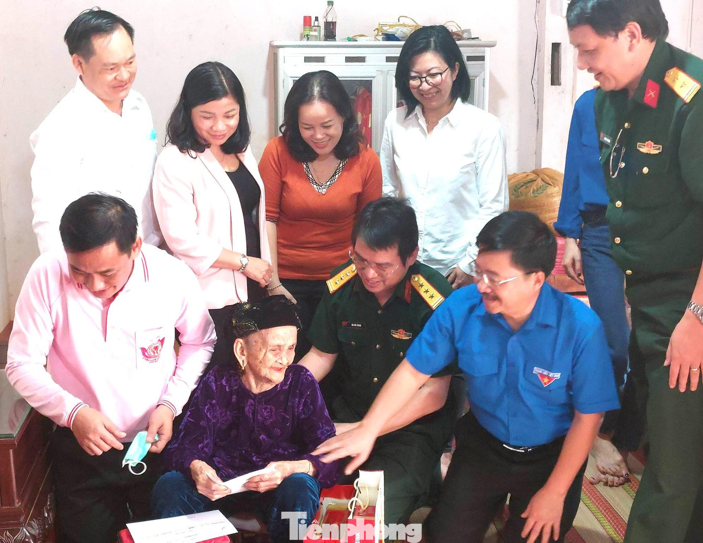 Đoàn tổ chức thăm hỏi, tặng quà cho Mẹ Việt Nam Anh hùng Kha Thị Yến