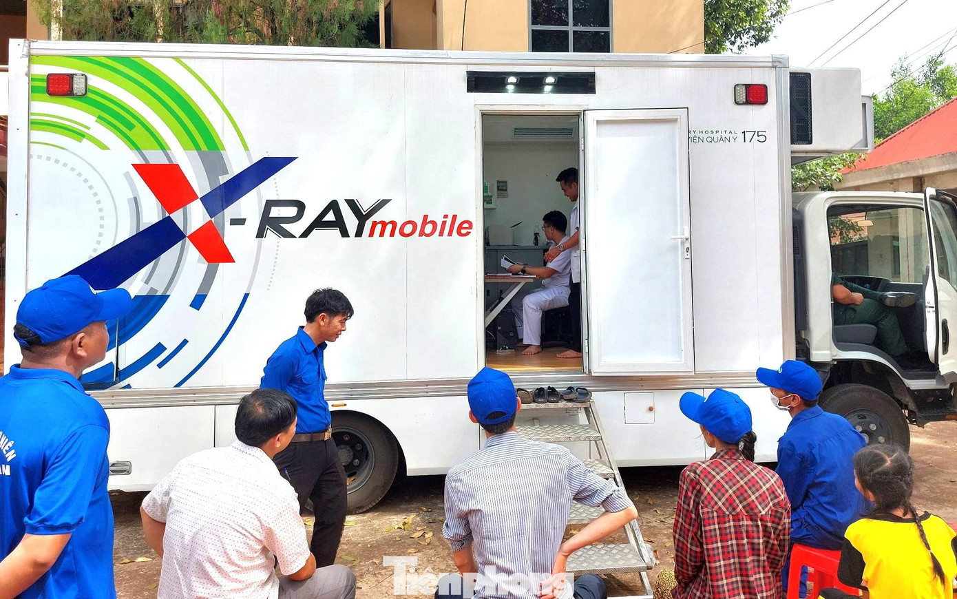 Hệ thống máy chụp X. quang công nghệ hiện đại được di chuyển đến vùng biên giới để kiểm tra sức khỏe cho người dân
