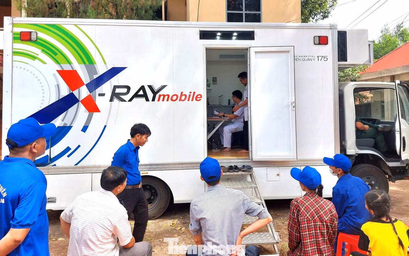 Hệ thống máy chụp X. quang công nghệ hiện đại được di chuyển đến vùng biên giới để kiểm tra sức khỏe cho người dân