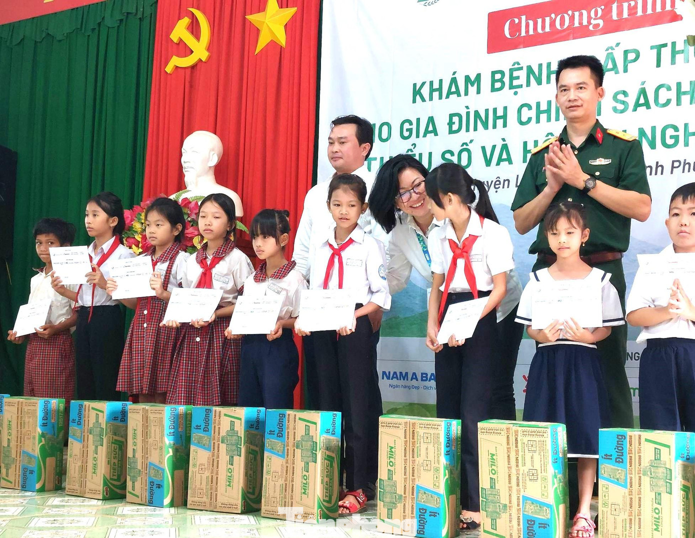 Tặng quà và học bổng cho các em học sinh
