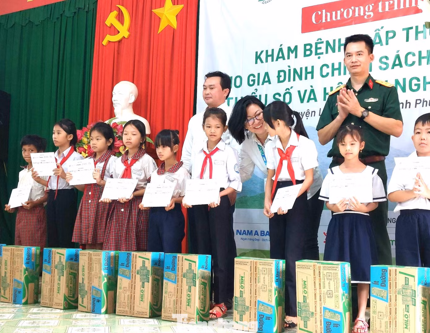 Tặng quà và học bổng cho các em học sinh