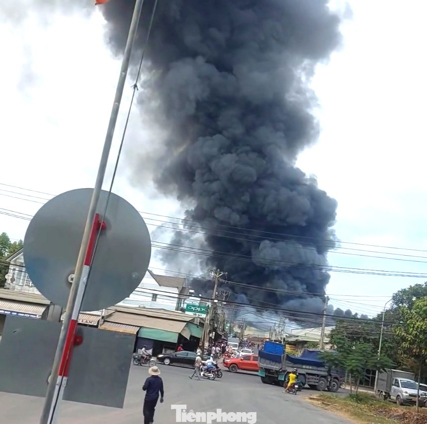 Cột khói cao, đứng xa vẫn nhìn thấy Cột khói cao, đứng xa vẫn nhìn thấy