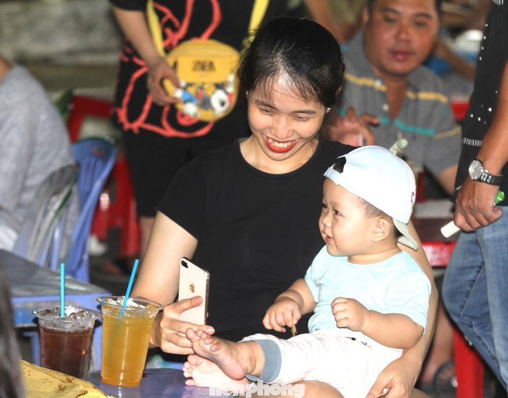 Đến với lễ hội, mọi người có dịp tham quan các danh lam thắng cảnh, khu vui chơi, giải trí, tham quan các khu, cụm công nghiệp kiểu mẫu hay hòa mình trải nghiệm tại các làng nghề truyền thống và có một điều đặc biệt mà du khách không thể bỏ qua đó là thưởng thức ẩm thực Bình Dương. Đến với lễ hội, mọi người có dịp tham quan các danh lam thắng cảnh, khu vui chơi, giải trí, tham quan các khu, cụm công nghiệp kiểu mẫu hay hòa mình trải nghiệm tại các làng nghề truyền thống và có một điều đặc biệt mà du khách không thể bỏ qua đó là thưởng thức ẩm thực Bình Dương.