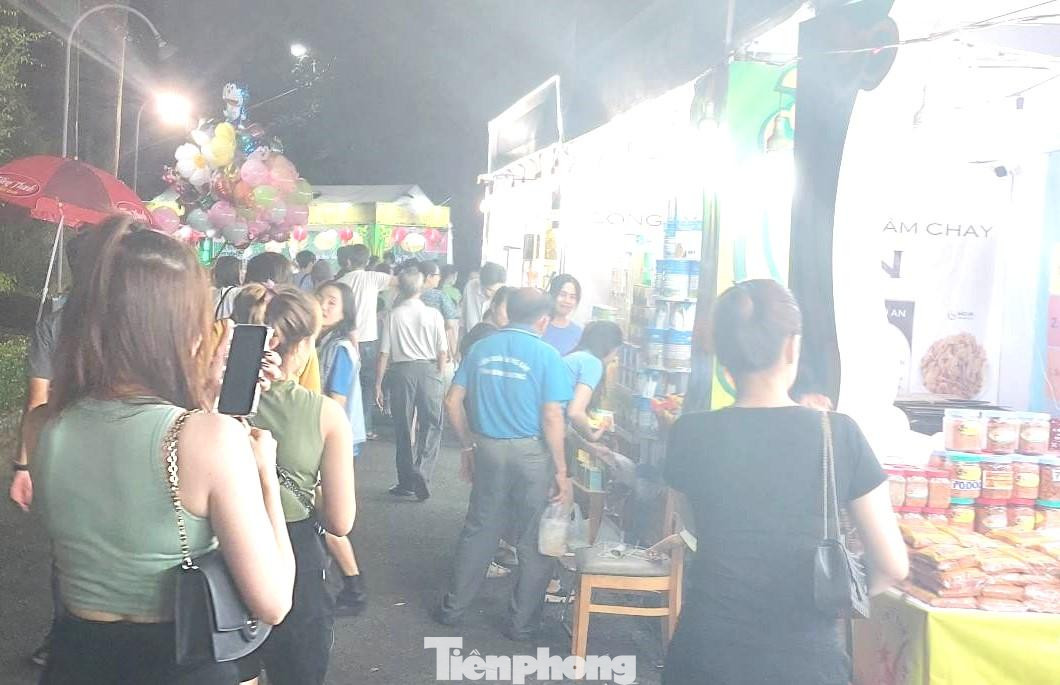 “Một sự kiện ý nghĩa vào thời điểm này, nó xua tan đi mệt mỏi sau một ngày làm việc, quên đi những khó khăn mà công nhân đã và đang trải qua”, bà Nguyễn Thu Lan (ngụ phường Phú Lợi, TP Thủ Dầu Một, Bình Dương) nói. “Một sự kiện ý nghĩa vào thời điểm này, nó xua tan đi mệt mỏi sau một ngày làm việc, quên đi những khó khăn mà công nhân đã và đang trải qua”, bà Nguyễn Thu Lan (ngụ phường Phú Lợi, TP Thủ Dầu Một, Bình Dương) nói.